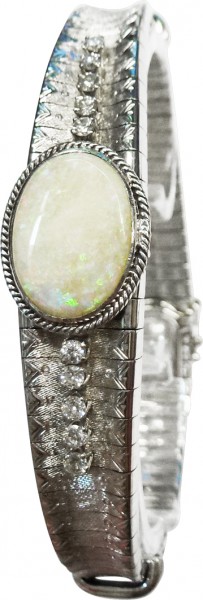 Herrlich elegantes Armband in hochwertigem 18 Karat  Weissgold 750/-mit einem echten, feinen,glänzenden, gefaßten Opal . Die Größe des Steines beträgt 14x10mm. Das Armband ist mit 10 Brillanten 0,03ct verziert, zusammen 0,30ct, und wird von einem Kastenve