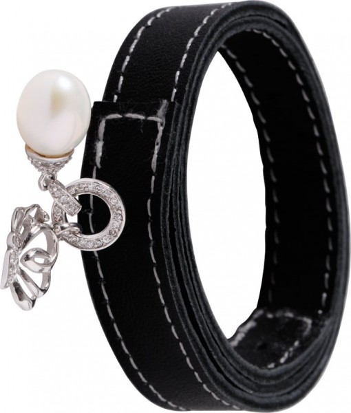 Schwarzes Lederband 40cm lang, als Armband oder Kette tragbar, mit einer weissen Perle Durchmesser 9,5 -10mm und einem Schmetterling aus Silber Sterlingsilber 925/-, Breite 13mm, Höhe 9mm besetzt mit funkelnden Zirkonia. Ein topmodisches Lederband zum ung