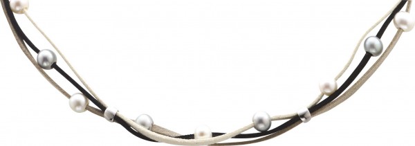 Perlenkette – Perlencollier 44 cm mit 4 cm Verlängerungskette, 3-reihiges farbiges Wildlederband (Stärke ca. 3,64mm) und echten, wunderschön glänzenden weißen und grauen (ca. 7,5-8mm) Süßwasserzuchtperlen in Premiumqualität. Mit stabilem Karabinerverschlu